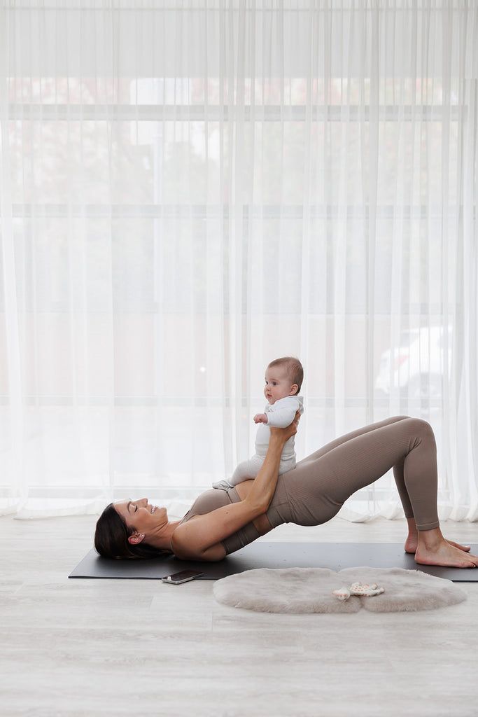 Νέα μητέρα κάνει Pilates μαζί με το μωρό της